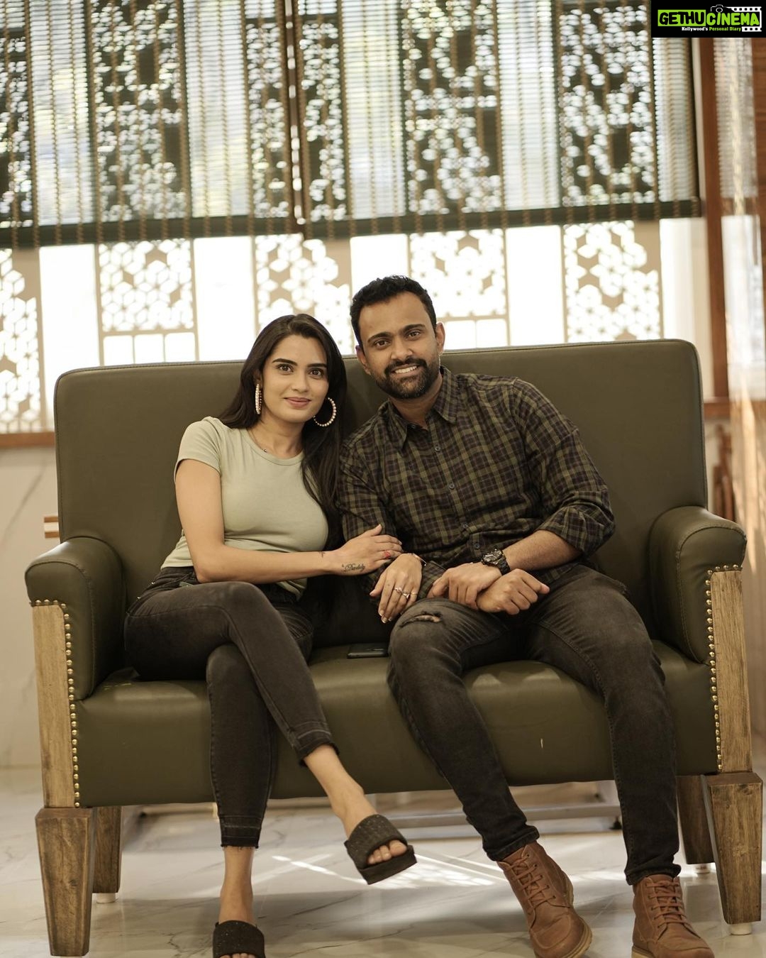 Sangeetha Bhat Instagram - "The best thing to hold onto in life is each other." –Audrey Hepburn @sudarshan_rangaprasad love you😘 @silverscreen6123 @bhagya__siddappa and team thanks a lot for the wonderful experience at your chat show and for these memorable moments captured through the lens of talented people…. We had so much fun 🤩 best wishes to @silverscreen6123 more power to @bhagya__siddappa and team rock it girls💪💪 #gratitude #sangeethabhat #sangeethabhatsudarshan #sudarshanrangaprasad #thandav #bhagyalakshmi #colorskannada ASE Restro Bar