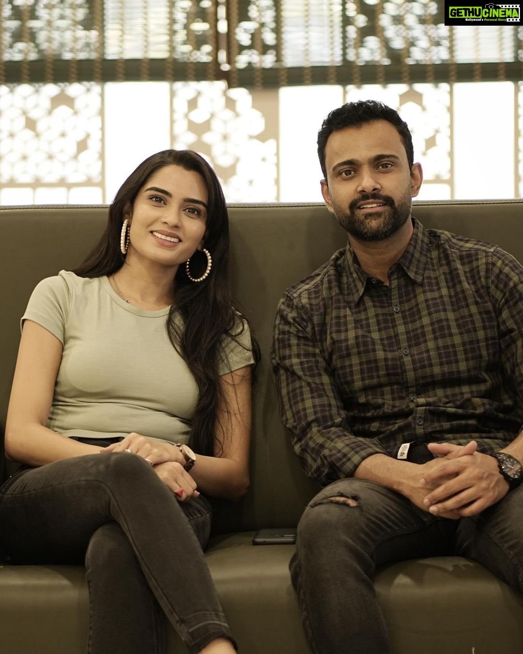 Sangeetha Bhat Instagram - "The best thing to hold onto in life is each other." –Audrey Hepburn @sudarshan_rangaprasad love you😘 @silverscreen6123 @bhagya__siddappa and team thanks a lot for the wonderful experience at your chat show and for these memorable moments captured through the lens of talented people…. We had so much fun 🤩 best wishes to @silverscreen6123 more power to @bhagya__siddappa and team rock it girls💪💪 #gratitude #sangeethabhat #sangeethabhatsudarshan #sudarshanrangaprasad #thandav #bhagyalakshmi #colorskannada ASE Restro Bar