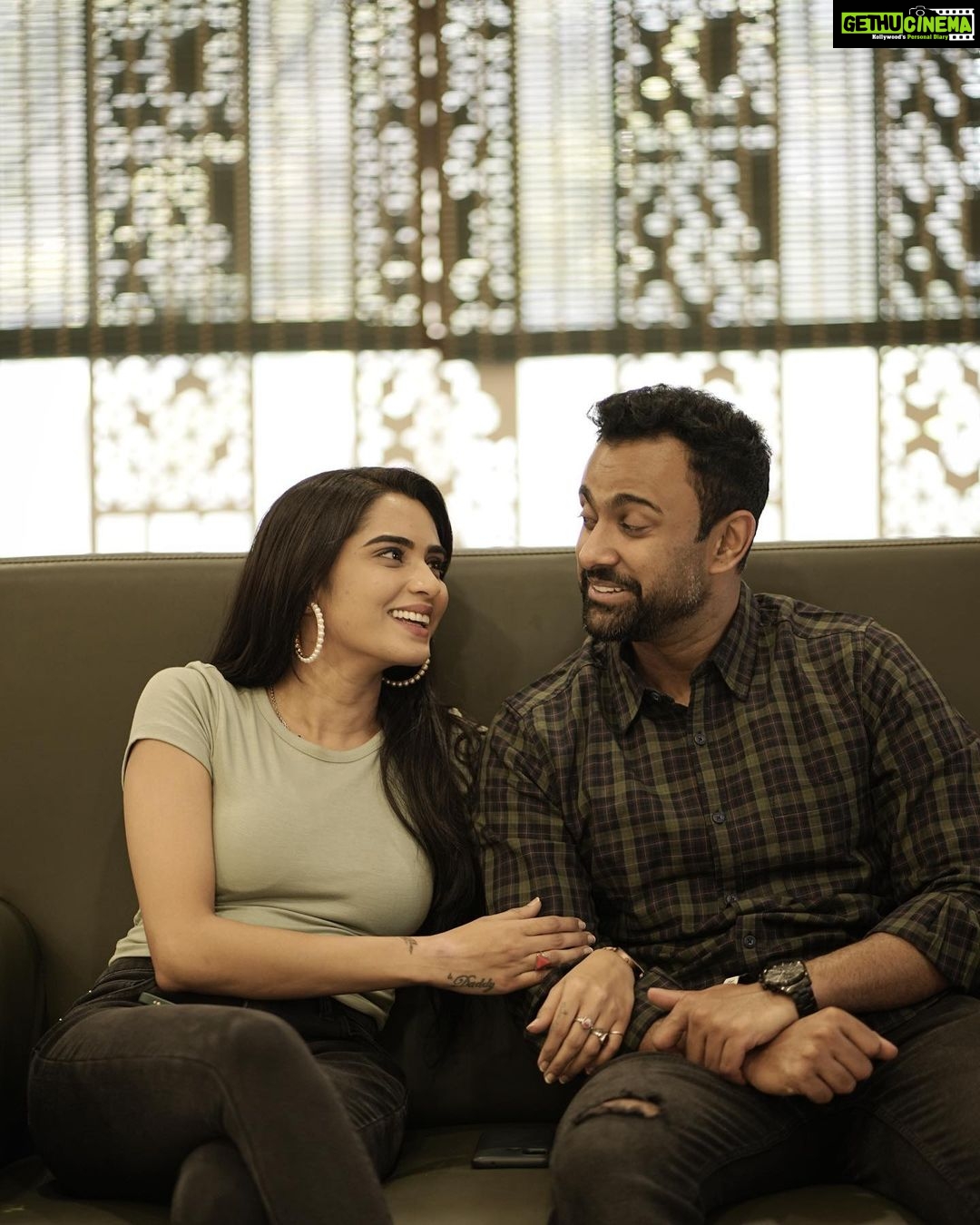 Sangeetha Bhat Instagram - "The best thing to hold onto in life is each other." –Audrey Hepburn @sudarshan_rangaprasad love you😘 @silverscreen6123 @bhagya__siddappa and team thanks a lot for the wonderful experience at your chat show and for these memorable moments captured through the lens of talented people…. We had so much fun 🤩 best wishes to @silverscreen6123 more power to @bhagya__siddappa and team rock it girls💪💪 #gratitude #sangeethabhat #sangeethabhatsudarshan #sudarshanrangaprasad #thandav #bhagyalakshmi #colorskannada ASE Restro Bar
