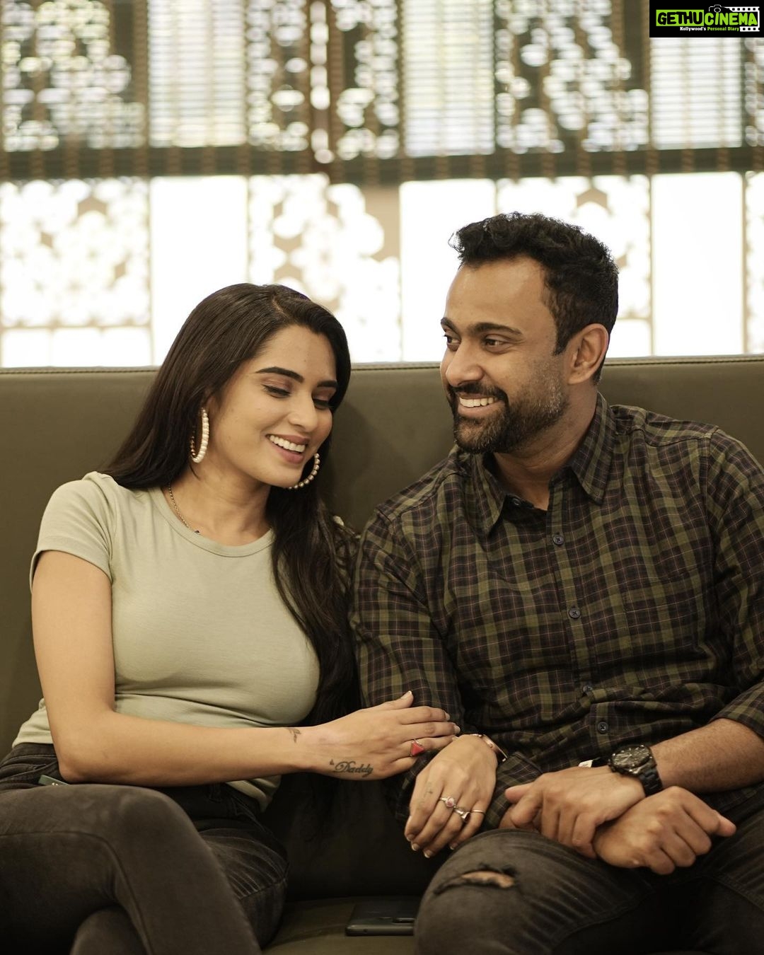 Sangeetha Bhat Instagram - "The best thing to hold onto in life is each other." –Audrey Hepburn @sudarshan_rangaprasad love you😘 @silverscreen6123 @bhagya__siddappa and team thanks a lot for the wonderful experience at your chat show and for these memorable moments captured through the lens of talented people…. We had so much fun 🤩 best wishes to @silverscreen6123 more power to @bhagya__siddappa and team rock it girls💪💪 #gratitude #sangeethabhat #sangeethabhatsudarshan #sudarshanrangaprasad #thandav #bhagyalakshmi #colorskannada ASE Restro Bar