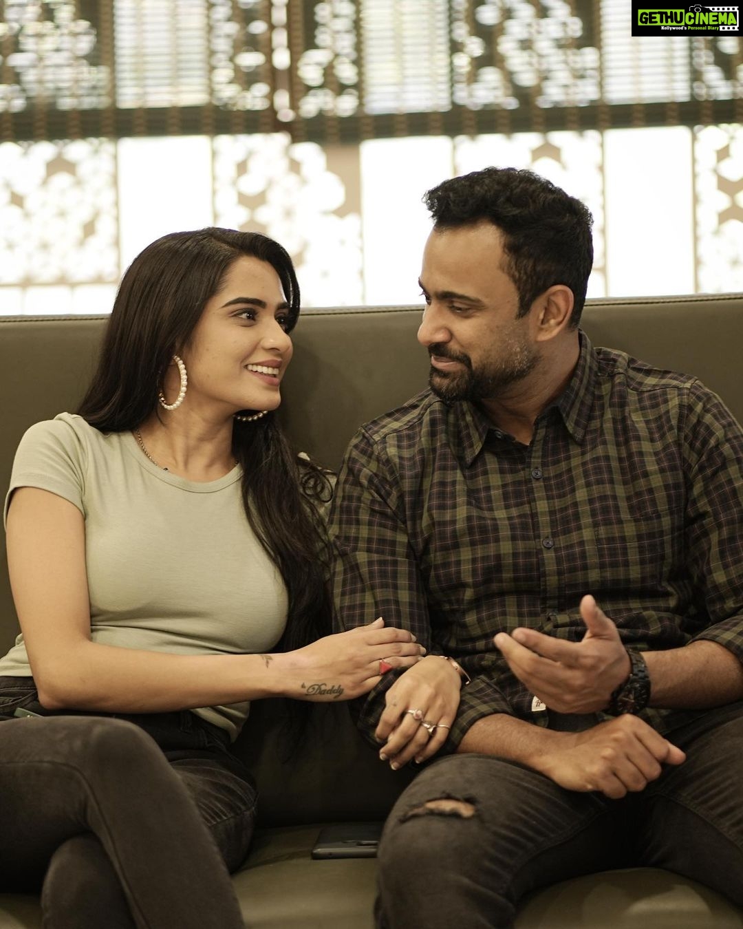 Sangeetha Bhat Instagram - "The best thing to hold onto in life is each other." –Audrey Hepburn @sudarshan_rangaprasad love you😘 @silverscreen6123 @bhagya__siddappa and team thanks a lot for the wonderful experience at your chat show and for these memorable moments captured through the lens of talented people…. We had so much fun 🤩 best wishes to @silverscreen6123 more power to @bhagya__siddappa and team rock it girls💪💪 #gratitude #sangeethabhat #sangeethabhatsudarshan #sudarshanrangaprasad #thandav #bhagyalakshmi #colorskannada ASE Restro Bar
