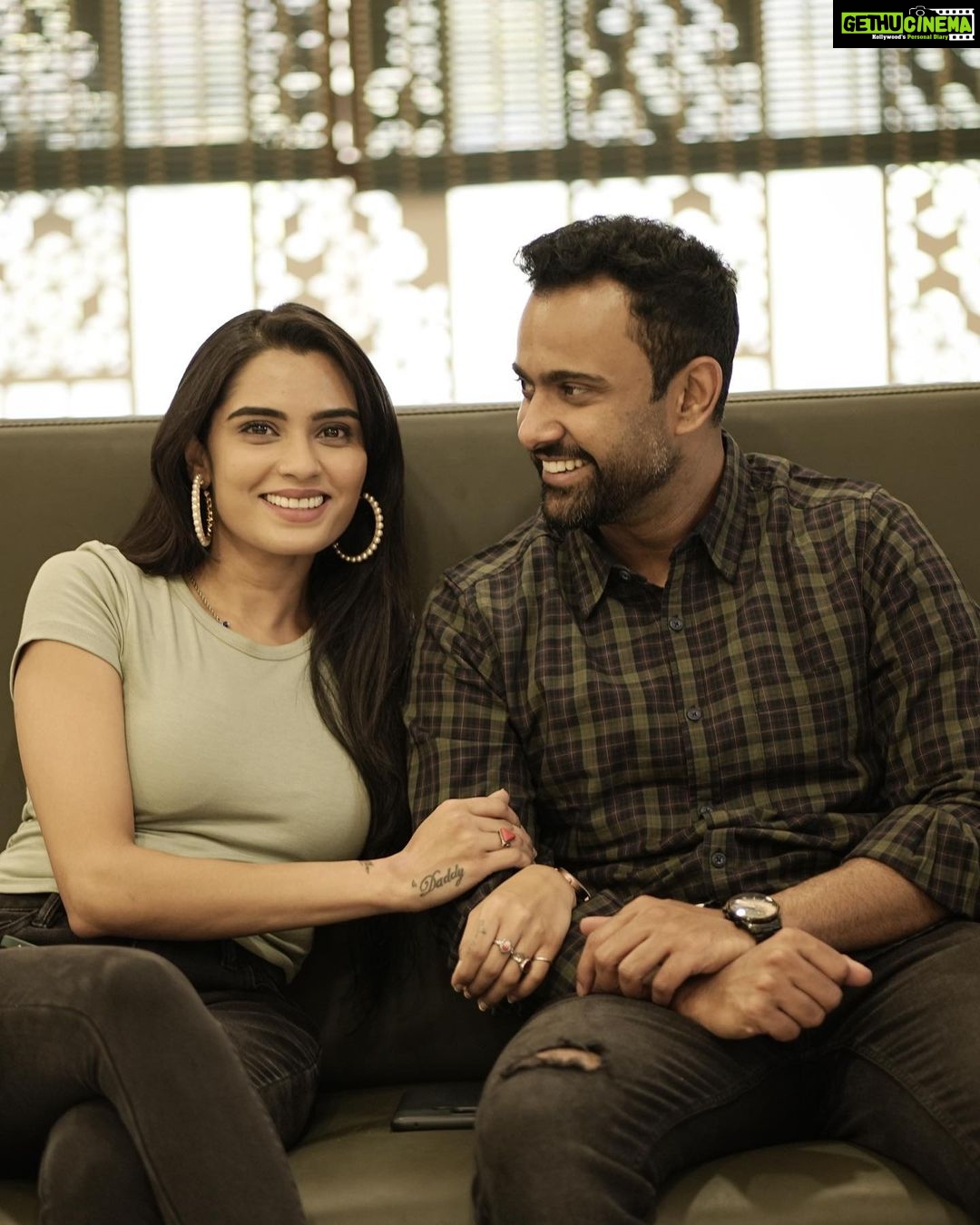 Sangeetha Bhat Instagram - "The best thing to hold onto in life is each other." –Audrey Hepburn @sudarshan_rangaprasad love you😘 @silverscreen6123 @bhagya__siddappa and team thanks a lot for the wonderful experience at your chat show and for these memorable moments captured through the lens of talented people…. We had so much fun 🤩 best wishes to @silverscreen6123 more power to @bhagya__siddappa and team rock it girls💪💪 #gratitude #sangeethabhat #sangeethabhatsudarshan #sudarshanrangaprasad #thandav #bhagyalakshmi #colorskannada ASE Restro Bar