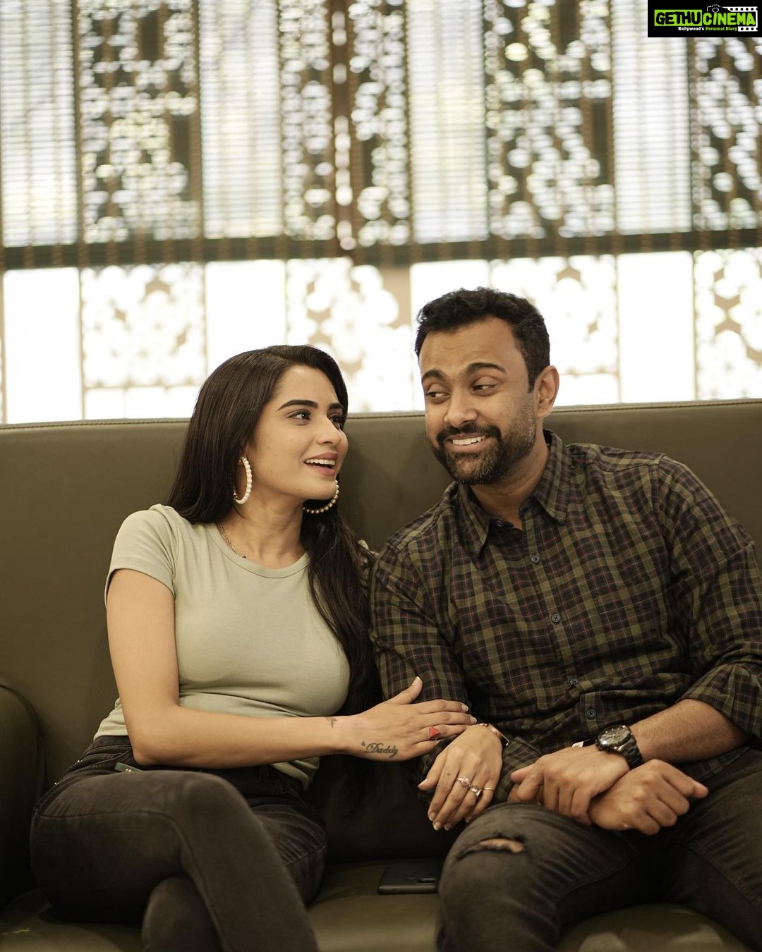 Sangeetha Bhat Instagram - "The best thing to hold onto in life is each other." –Audrey Hepburn @sudarshan_rangaprasad love you😘 @silverscreen6123 @bhagya__siddappa and team thanks a lot for the wonderful experience at your chat show and for these memorable moments captured through the lens of talented people…. We had so much fun 🤩 best wishes to @silverscreen6123 more power to @bhagya__siddappa and team rock it girls💪💪 #gratitude #sangeethabhat #sangeethabhatsudarshan #sudarshanrangaprasad #thandav #bhagyalakshmi #colorskannada ASE Restro Bar