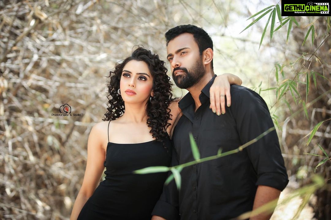 Sangeetha Bhat Instagram - “Keep your face always toward the sunshine—and shadows will fall behind you.” @sudarshan_rangaprasad 😘 @uniquemakeover_by_nethrarajesh @hairstyle_by_anitha @makeover_by_lavanyaachar @v_photographystudio #sangeethabhat #sangeethabhatsudarshan #sudarshanrangaprasad #couplephotoshoot #blackdress #zarawoman #zarablackdress Bangalore, India