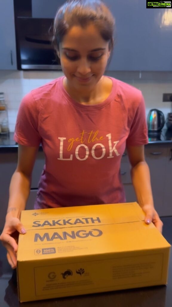 Sangeetha Bhat Instagram - Yummiest @sakkathmango 🥭 from @rjpradeepaa @shwetharprasad from @sakkathmango farm….. if you want this yummy ruchiruchiyadha Mangoes then order your package of this yumminess on @sakkathmango Mango season is here….. Sakkath Mangoes now can be delivered across karnataka. Address Coordination and delivery will be easy if you can place an order online by filling in your details. Www.sakkathmango.in #sakkathmango #sangeethabhat #sangeethabhatsudarshan