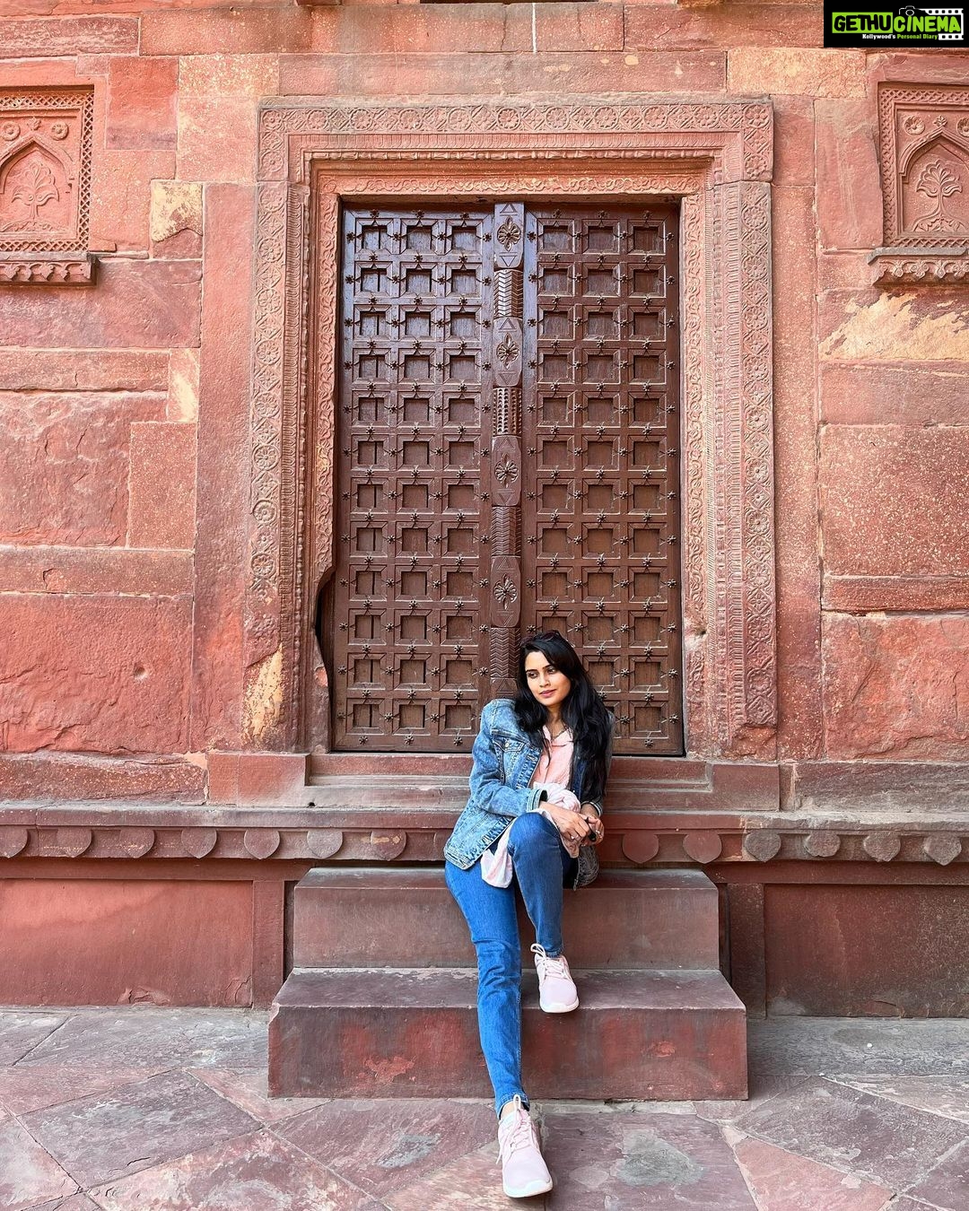 Sangeetha Bhat Instagram - “Leave nothing but footprints, take nothing but photos, kill nothing but time…… Agra-part2 Swipe<> #sangeethabhat #sangeethabhatsudarshan #sangeethabhattravels #agra #agrafort #travelphotography @sudarshan_rangaprasad ♥️ #sudarshanrangaprasad Agra Fort आगरा का किला آگرہ قلعہ