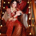 Sangeetha Bhat Instagram – Carrousel reel edit……. BTS fun…… with @sudarshan_rangaprasad 😁😁😍😘

Credits –
Photography- @v_photographystudio

Wardrobe courtesy, Jewellery, Makeup & Styling by @uniquemakeover_by_nethrarajesh 

Hairstyle by @hairstyle_by_anitha 
Vc & hair by @makeover_by_lavanyaachar 

@sudarshan_rangaprasad 
@sangeetha_bhat

#sangeethabhat #sangeethabhatsudarshan #bts #carrouselreel #redsaree #traditionaljewelleryindia #sudarshanrangaprasad #dasarathefilm #chamkeelaangeelesi Bangalore, India