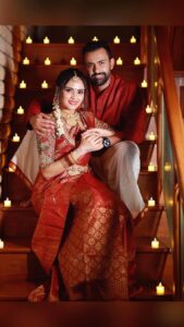 Sangeetha Bhat Instagram - Carrousel reel edit……. BTS fun…… with @sudarshan_rangaprasad 😁😁😍😘 Credits - Photography- @v_photographystudio Wardrobe courtesy, Jewellery, Makeup & Styling by @uniquemakeover_by_nethrarajesh Hairstyle by @hairstyle_by_anitha Vc & hair by @makeover_by_lavanyaachar @sudarshan_rangaprasad @sangeetha_bhat #sangeethabhat #sangeethabhatsudarshan #bts #carrouselreel #redsaree #traditionaljewelleryindia #sudarshanrangaprasad #dasarathefilm #chamkeelaangeelesi Bangalore, India