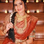 Sangeetha Bhat Instagram - You've gotta dance like there's nobody watching, Love like you'll never be hurt, Sing like there's nobody listening, And live like it's heaven on earth. Credits - Photography- @v_photographystudio Wardrobe courtesy, Jewellery, Makeup & Styling by @uniquemakeover_by_nethrarajesh Hairstyle by @hairstyle_by_anitha @sangeetha_bhat #sangeethabhat #sangeethabhatsudarshan #redsaree #traditionaljewelleryindia Bangalore, India