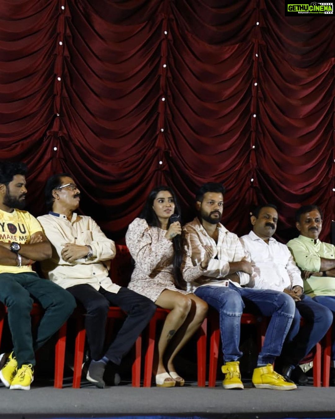 Sangeetha Bhat Instagram - Photo dump from the launch of title and first look poster of #klaantha with my amazing team….. @vaibhavprashanth @vignesh_m_officiall @praveenjain_comedykiladi @raghurj_choreographer #sangeethabhat #sangeethabhatsudarshan Renukamba Studio, Malleshwaram
