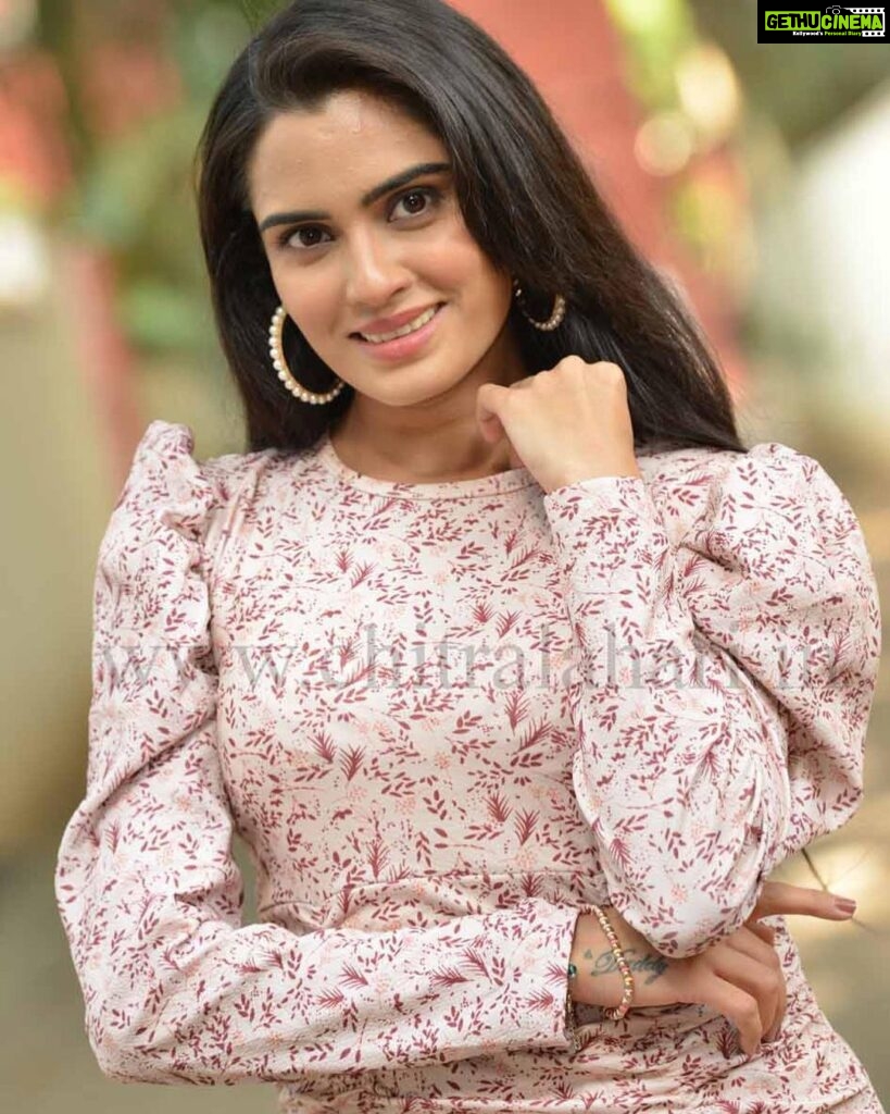 Sangeetha Bhat Instagram - @ks_mokshendra Thank you for capturing such memorable pictures of me for close to 13-14 years….. I heartily thank you for constantly supporting me and my work for so many years….. 🙏🏻🙏🏻🙏🏻🫶🏻 Sharing the pictures of me and my OOTD from the first Pressmeet of the film I’m part of KLAANTHA #klaantha #sangeethabhat #sangeethabhatsudarshan #chitralahari SWIPE<> Renukamba Studio, Malleshwaram