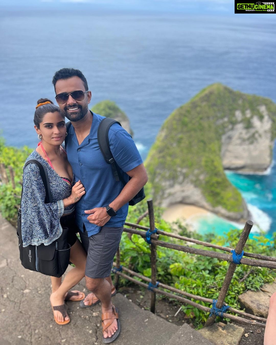 Sangeetha Bhat Instagram - Photo dump-1๐ @sudarshan_rangaprasad ๐ Swipe<> #sangeethabhat #sangeethabhatsudarshan #indonesia #bali #ubud #kintamani #tegalalangriceterrace #tegenunganwaterfall #kapiluwak #tirtempultemple #mountbatur #balizoo Bali, Indonesia