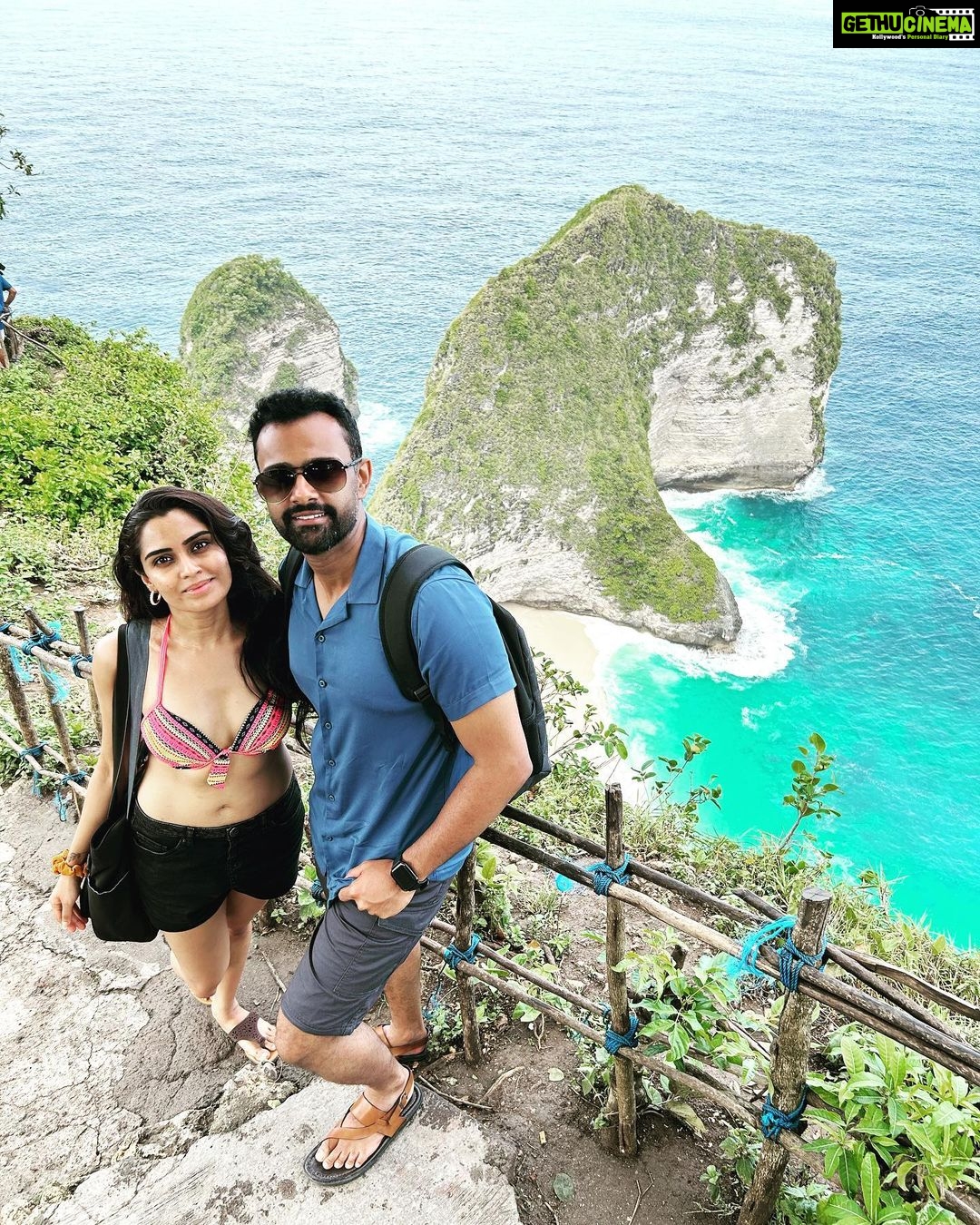 Sangeetha Bhat Instagram - Photo dump-1๐ @sudarshan_rangaprasad ๐ Swipe<> #sangeethabhat #sangeethabhatsudarshan #indonesia #bali #ubud #kintamani #tegalalangriceterrace #tegenunganwaterfall #kapiluwak #tirtempultemple #mountbatur #balizoo Bali, Indonesia
