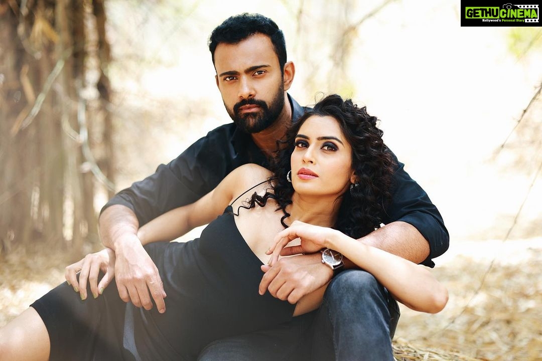 Sangeetha Bhat Instagram - Together is a place to be….👩❤️👨 @sudarshan_rangaprasad 😘 @uniquemakeover_by_nethrarajesh @hairstyle_by_anitha @v_photographystudio #sangeethabhat #sangeethabhatsudarshan #sudarshanrangaprasad #zarablackdress #couplephotoshoot Bangalore, India