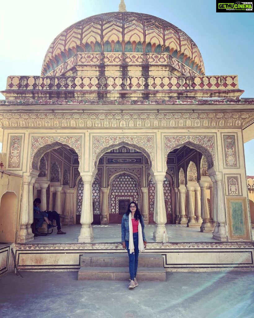 Sangeetha Bhat Instagram - ♥♥♥ End of Jaipur photo dump… wait for Delhi then we will be done with the golden triangle 🥰🥰🥰🥰🥰 Swipe<> @sudarshan_rangaprasad #sangeethabhat #sangeethabhatsudarshan #sudarshanrangaprasad #jaipur #rajasthan #hawamahal गुलाबी नगर, जयपुर : Pink City, Jaipur