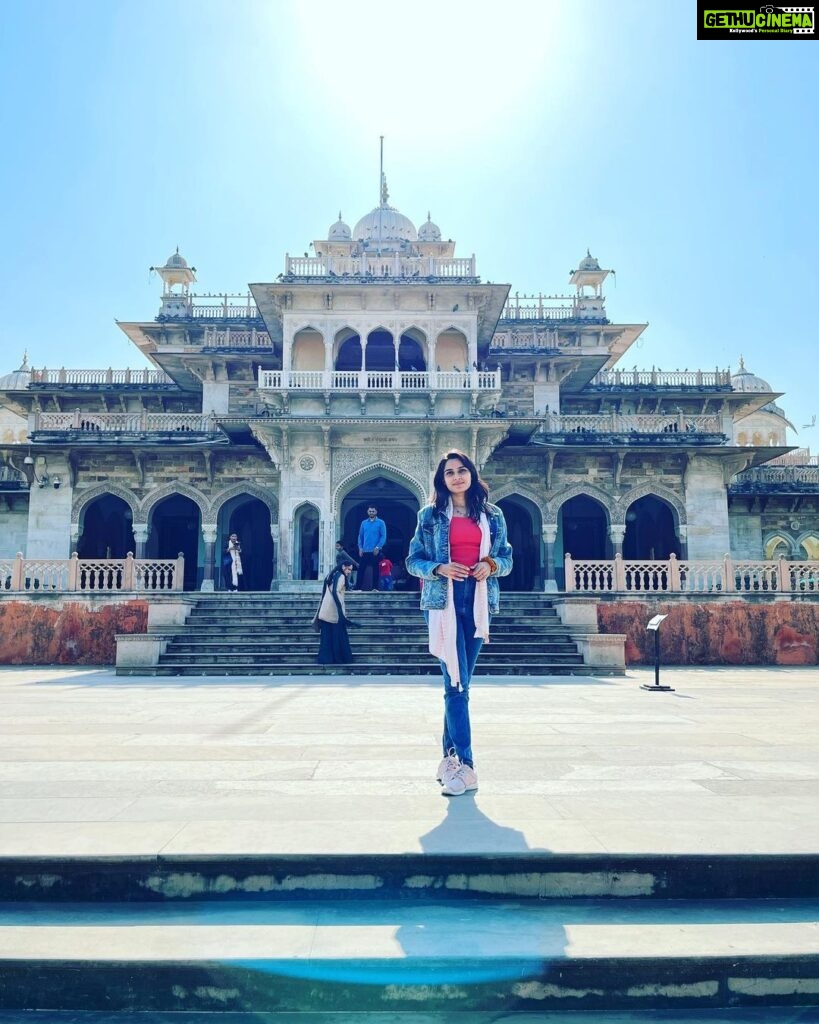 Sangeetha Bhat Instagram - ♥♥♥ End of Jaipur photo dump… wait for Delhi then we will be done with the golden triangle 🥰🥰🥰🥰🥰 Swipe<> @sudarshan_rangaprasad #sangeethabhat #sangeethabhatsudarshan #sudarshanrangaprasad #jaipur #rajasthan #hawamahal गुलाबी नगर, जयपुर : Pink City, Jaipur