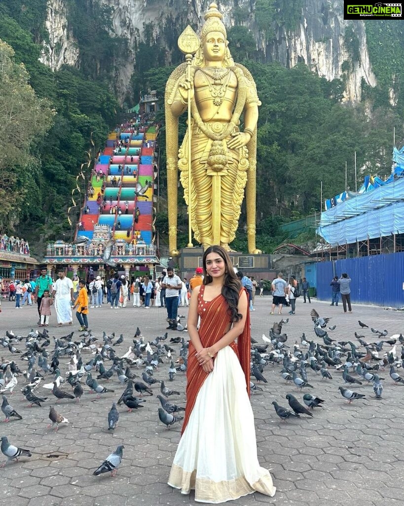 Saniya Iyappan Instagram - ✨🙏🏻 Outfit & styling : @styled_by_arundev Batu Caves Temple, Gombak, Selangor, Malaysia