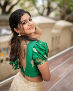 Sanjana Anand Instagram - 1 , 2 or 3 ???? 🤍
 
 Wearing : @nineonine_designstudio 
Mua : My fav @rashmi_makeover_artistry 
Pc : @suhas_sapthagiri
