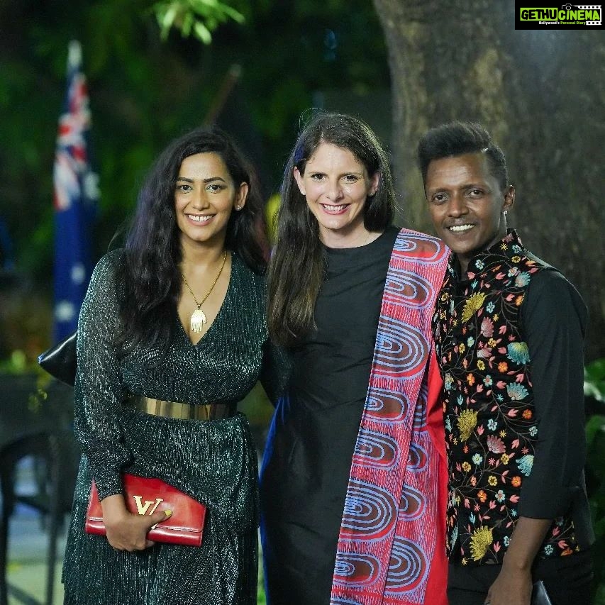 Sanjana Singh Instagram - It was an immense pleasure to meet Ms Sarah Kirlew the Consul General of Australia for South India at the launch party of Jarracharra the Australian Textile art exhibition, the products were made with its identity which made me feel overwhelmed. @aushcindia