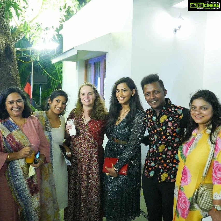 Sanjana Singh Instagram - It was an immense pleasure to meet Ms Sarah Kirlew the Consul General of Australia for South India at the launch party of Jarracharra the Australian Textile art exhibition, the products were made with its identity which made me feel overwhelmed. @aushcindia
