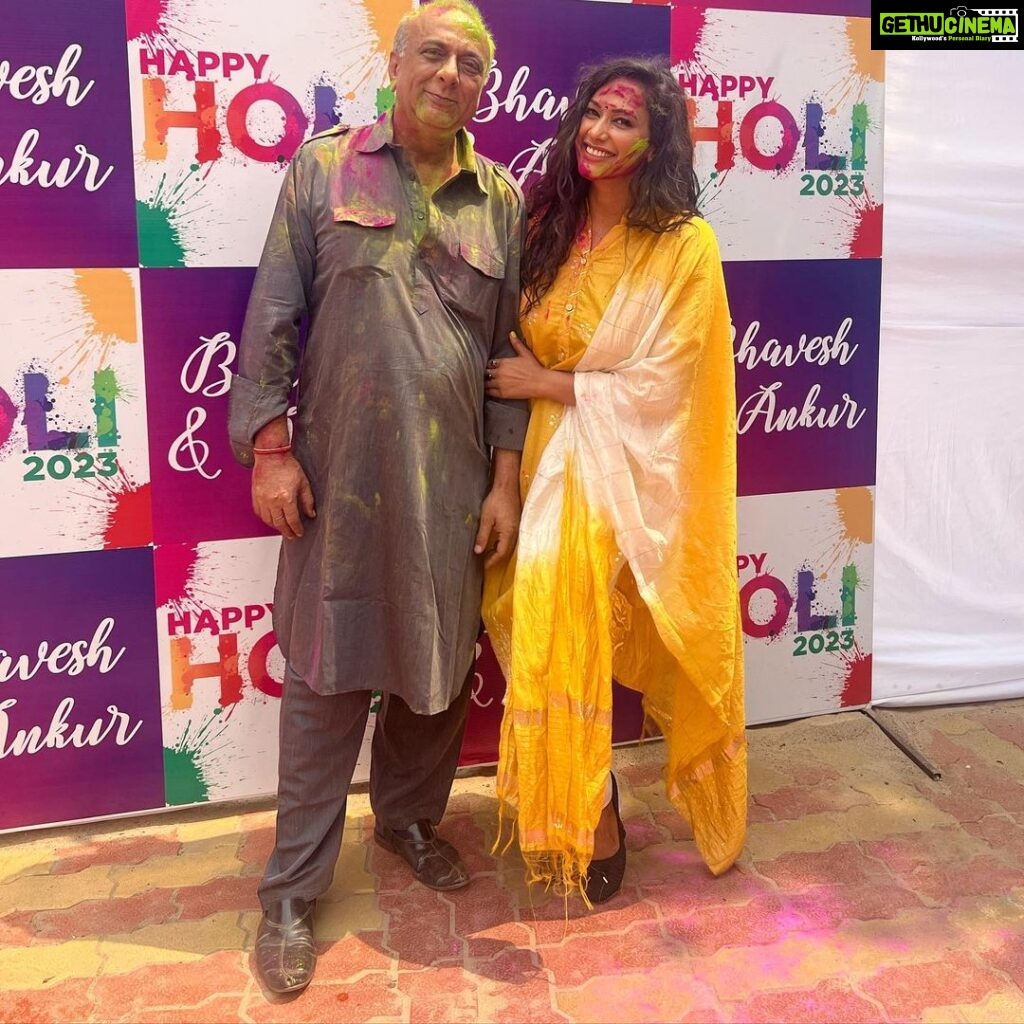 Sanjana Singh Instagram - Happy Holi to everyone from my dad & me ❤️ “Life is the most beautiful festival, enjoy all the days with full of happiness and colors. Happy Holi” ... “A true and caring relation doesn't ..need any time bound. enjoying Holi with my dad Juhu Chaupati, Mumbai