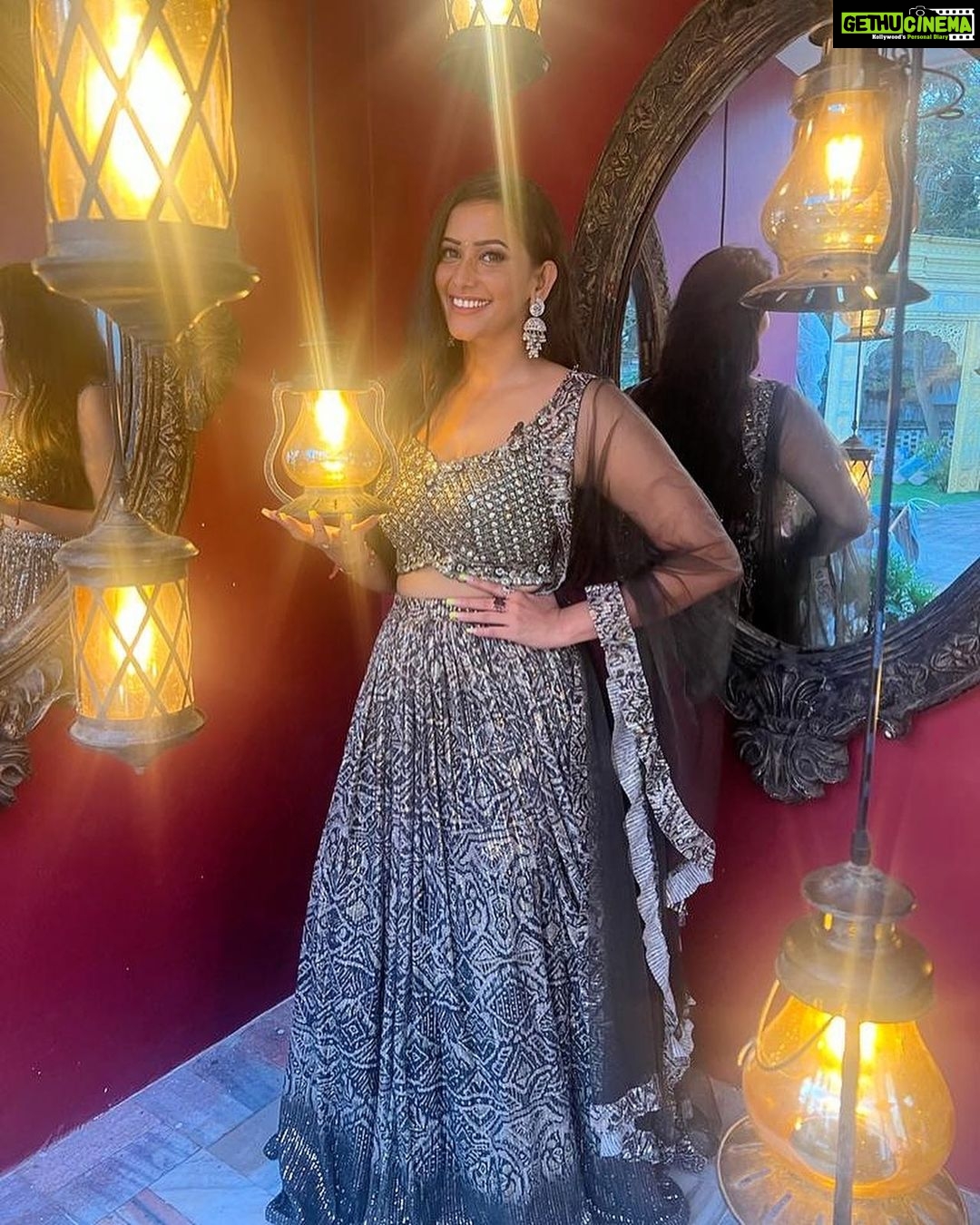 Sanjana Singh Instagram - I wish you all a wonderful new year and hope it brings you many blessings. Get rid of the old to make place for the new, and I wish you all happiness throughout the year! Best wishes for the New Year! I am counting my blessings and sending more of them to my fans ❤️ costume Designer @fantasyfashionsff.