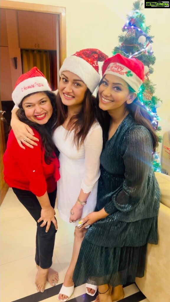 Sanjana Singh Instagram - Merry Christmas my dear fans and friends, may you feel the love this special day! , it was really amazing Christmas party We all really had a great evening , thank you so much to Manoch for this wonderful lovely time and Great Christmas party ❤️ @manojbeno @soniaaggarwal1