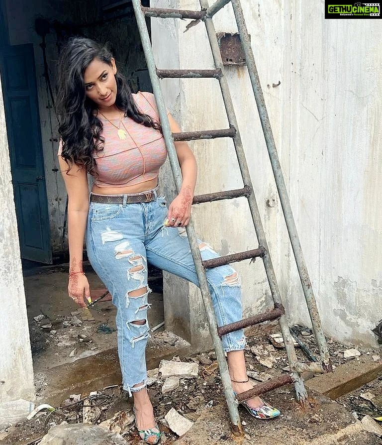 Sanjana Singh Instagram - Mahfooz Rakh Bedaag Rakh Maili Na kar tajeendgi Milti nhi inshan ko Kirdaar ki chadar nai .