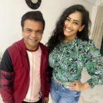 Sanjana Singh Instagram - Thank you so much to @rajpalofficial me and my dad @apoorvavyas1234 and my little boy @shin_chan.0214 we all really had a great time , full of positive energy , it was wonderful evening all credit goes to Rajpal ji such a beautiful soul