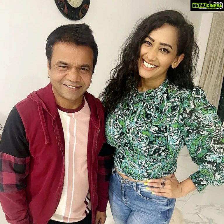 Sanjana Singh Instagram - Thank you so much to @rajpalofficial me and my dad @apoorvavyas1234 and my little boy @shin_chan.0214 we all really had a great time , full of positive energy , it was wonderful evening all credit goes to Rajpal ji such a beautiful soul