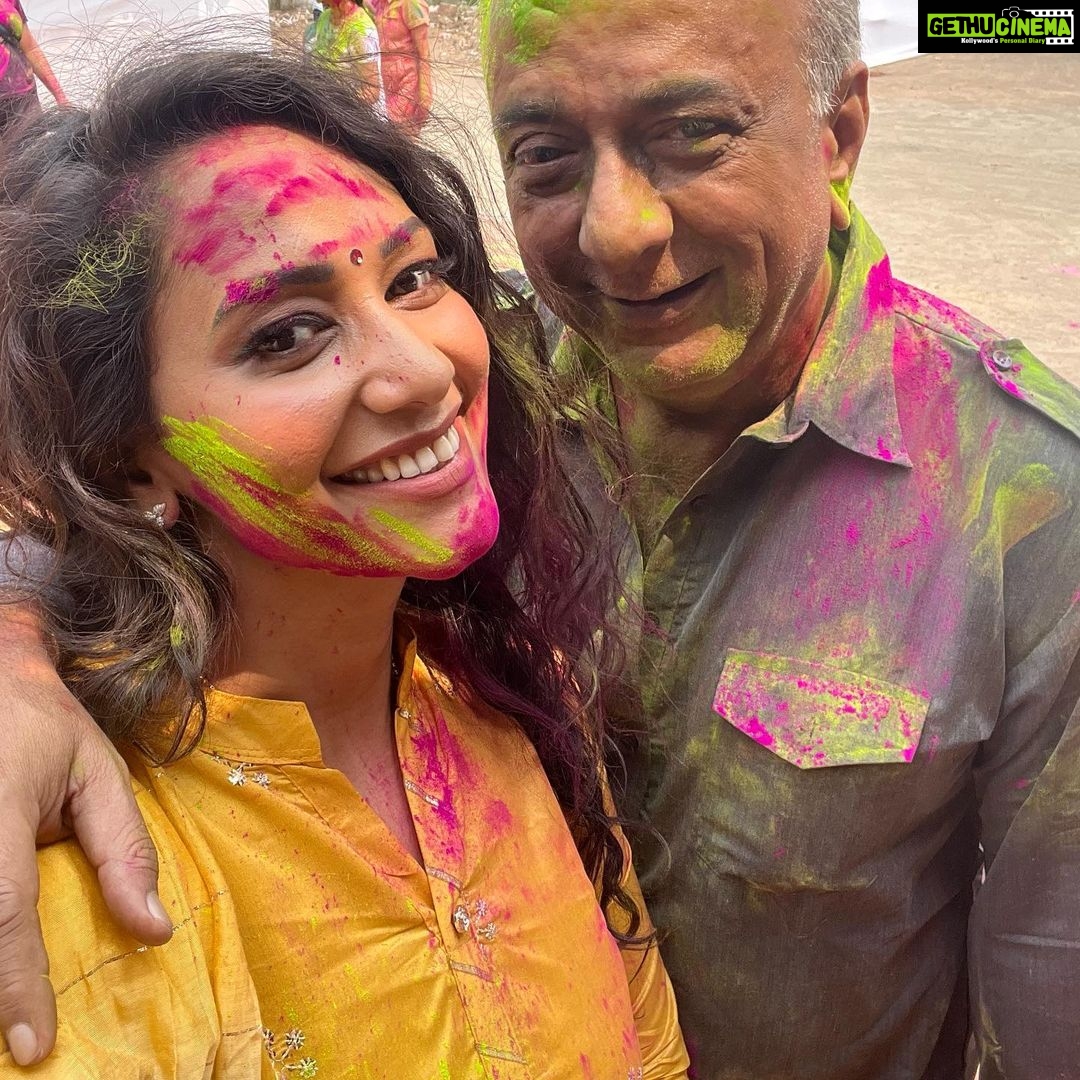 Sanjana Singh Instagram - Happy Holi to everyone from my dad & me ❤️ “Life is the most beautiful festival, enjoy all the days with full of happiness and colors. Happy Holi” ... “A true and caring relation doesn't ..need any time bound. enjoying Holi with my dad Juhu Chaupati, Mumbai