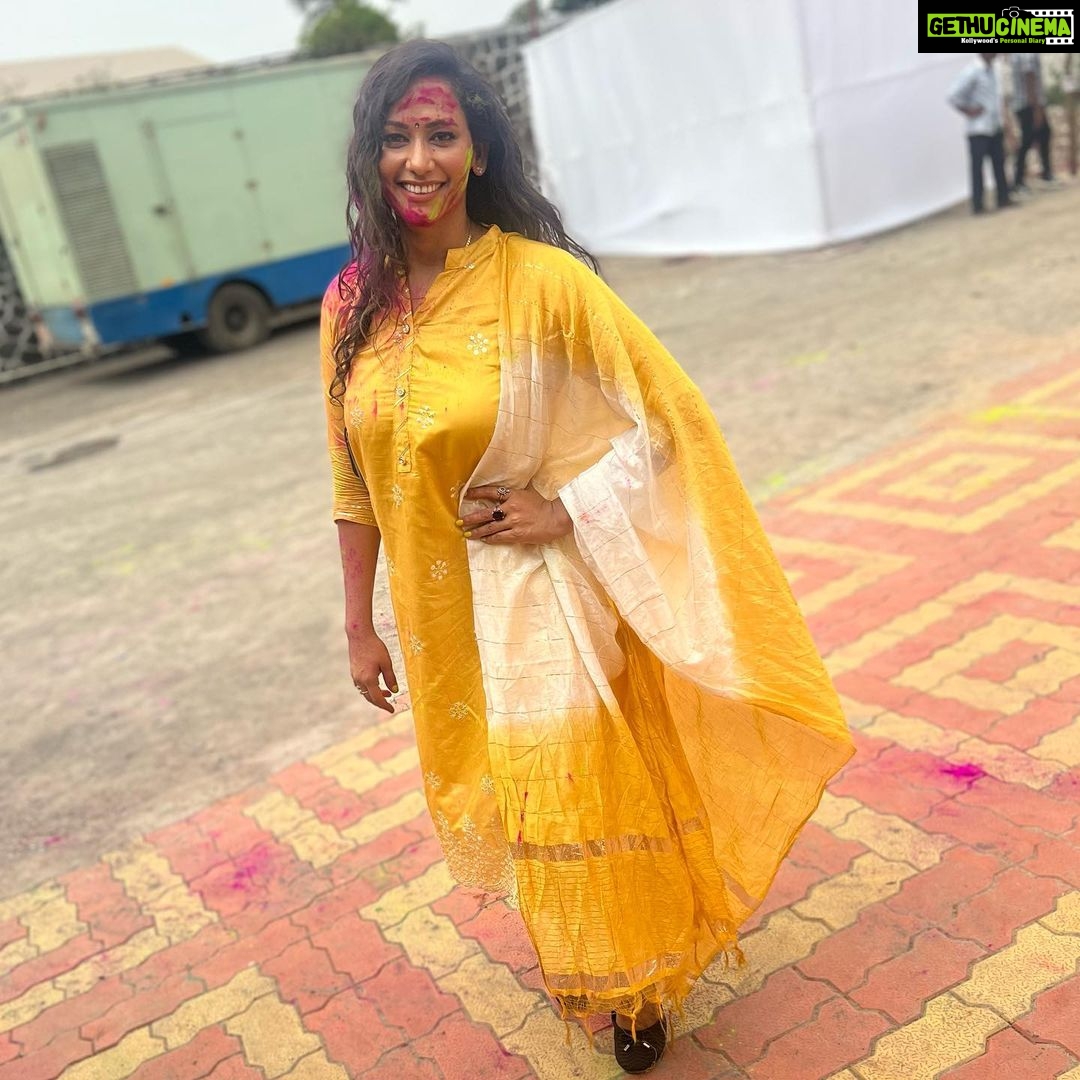 Sanjana Singh Instagram - Happy Holi to everyone from my dad & me ❤️ “Life is the most beautiful festival, enjoy all the days with full of happiness and colors. Happy Holi” ... “A true and caring relation doesn't ..need any time bound. enjoying Holi with my dad Juhu Chaupati, Mumbai