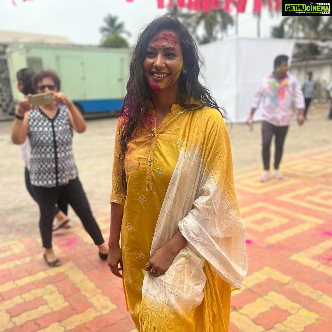 Sanjana Singh Instagram - Happy Holi to everyone from my dad & me ❤️ “Life is the most beautiful festival, enjoy all the days with full of happiness and colors. Happy Holi” ... “A true and caring relation doesn't ..need any time bound. enjoying Holi with my dad Juhu Chaupati, Mumbai