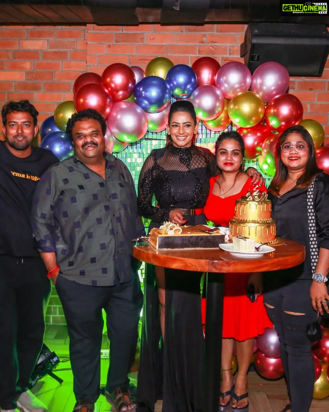 Sanjana Singh Instagram - Best friends are like diamonds, precious and rare, and you my dear are the most sparkling gem of them all. Thank you for your friendship. Thank you for being ... @soniaaggarwal1 & @sidneysladen @manojbeno @sekhmet_club @anuptej @hemantrathi7