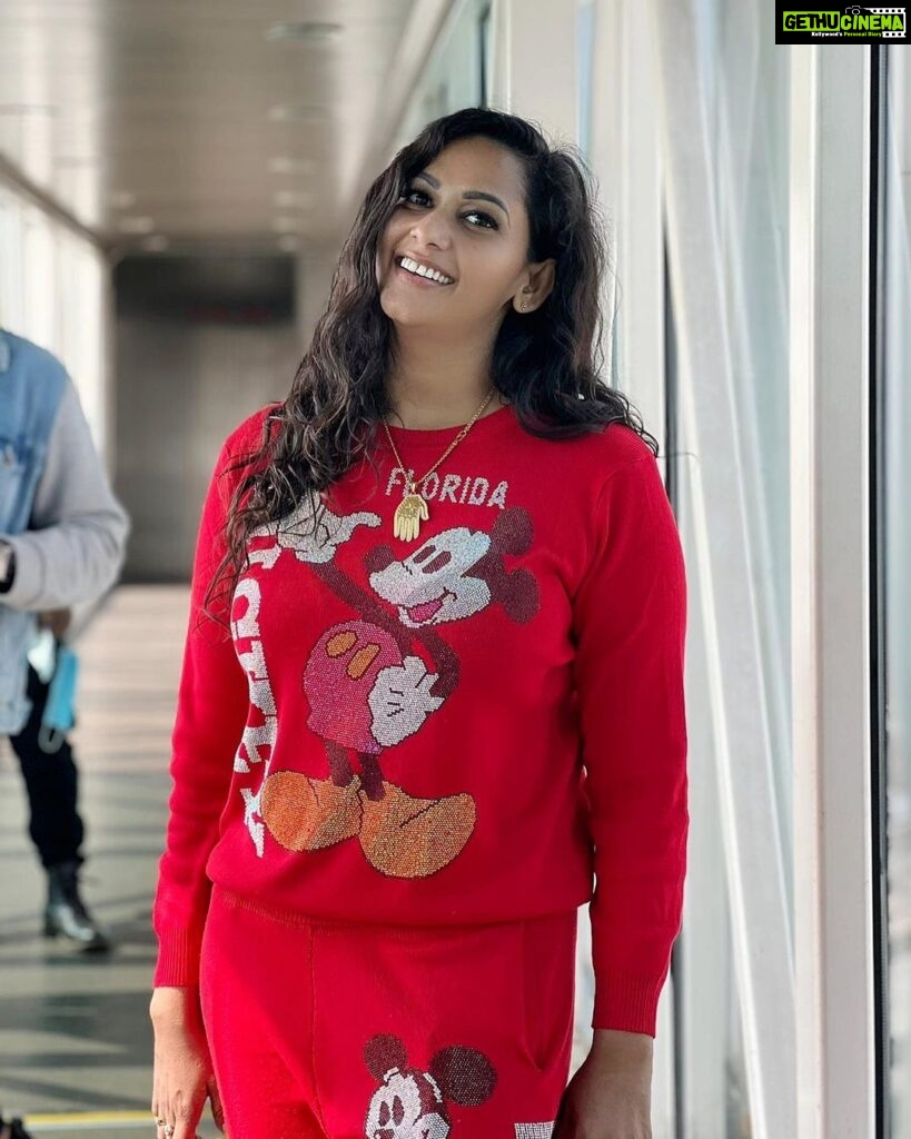 Sanjana Singh Instagram - Relationship status: I’ve acquired the hoodie ❤️ thank you for this amazing click kanaiya @gaauravsharma