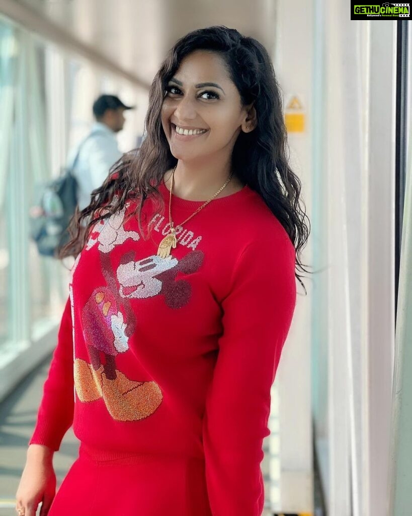 Sanjana Singh Instagram - Relationship status: I’ve acquired the hoodie ❤️ thank you for this amazing click kanaiya @gaauravsharma