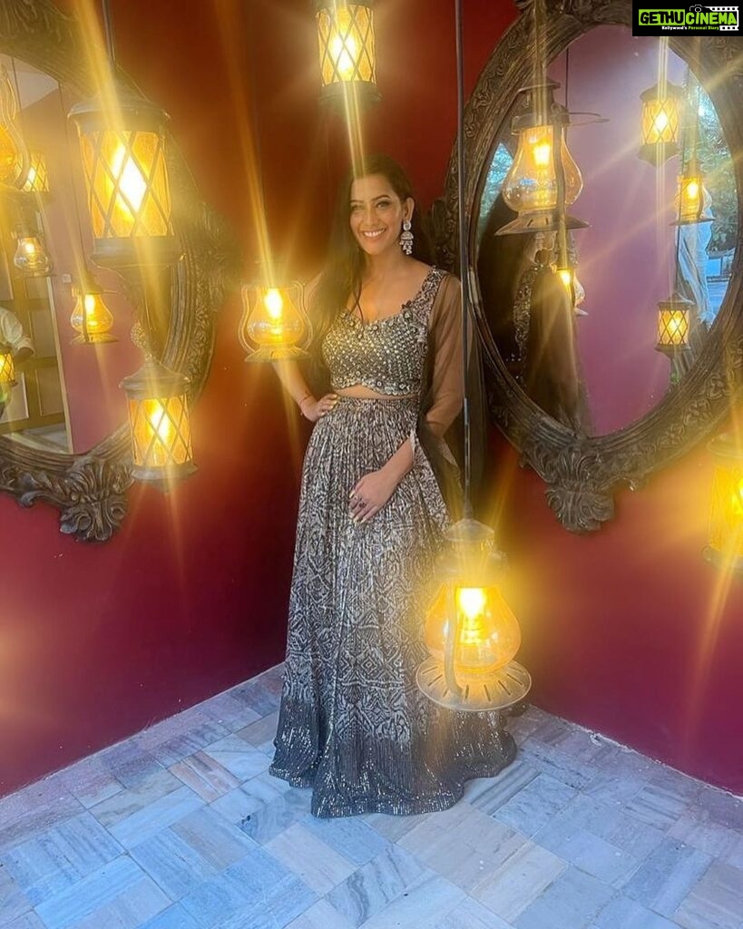 Sanjana Singh Instagram - I wish you all a wonderful new year and hope it brings you many blessings. Get rid of the old to make place for the new, and I wish you all happiness throughout the year! Best wishes for the New Year! I am counting my blessings and sending more of them to my fans ❤️ costume Designer @fantasyfashionsff.