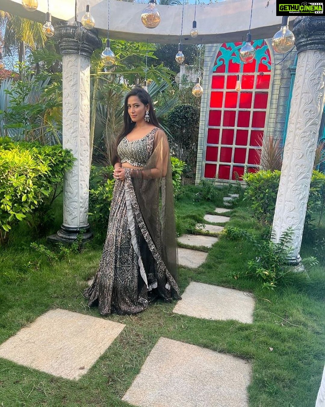 Sanjana Singh Instagram - I wish you all a wonderful new year and hope it brings you many blessings. Get rid of the old to make place for the new, and I wish you all happiness throughout the year! Best wishes for the New Year! I am counting my blessings and sending more of them to my fans ❤️ costume Designer @fantasyfashionsff.