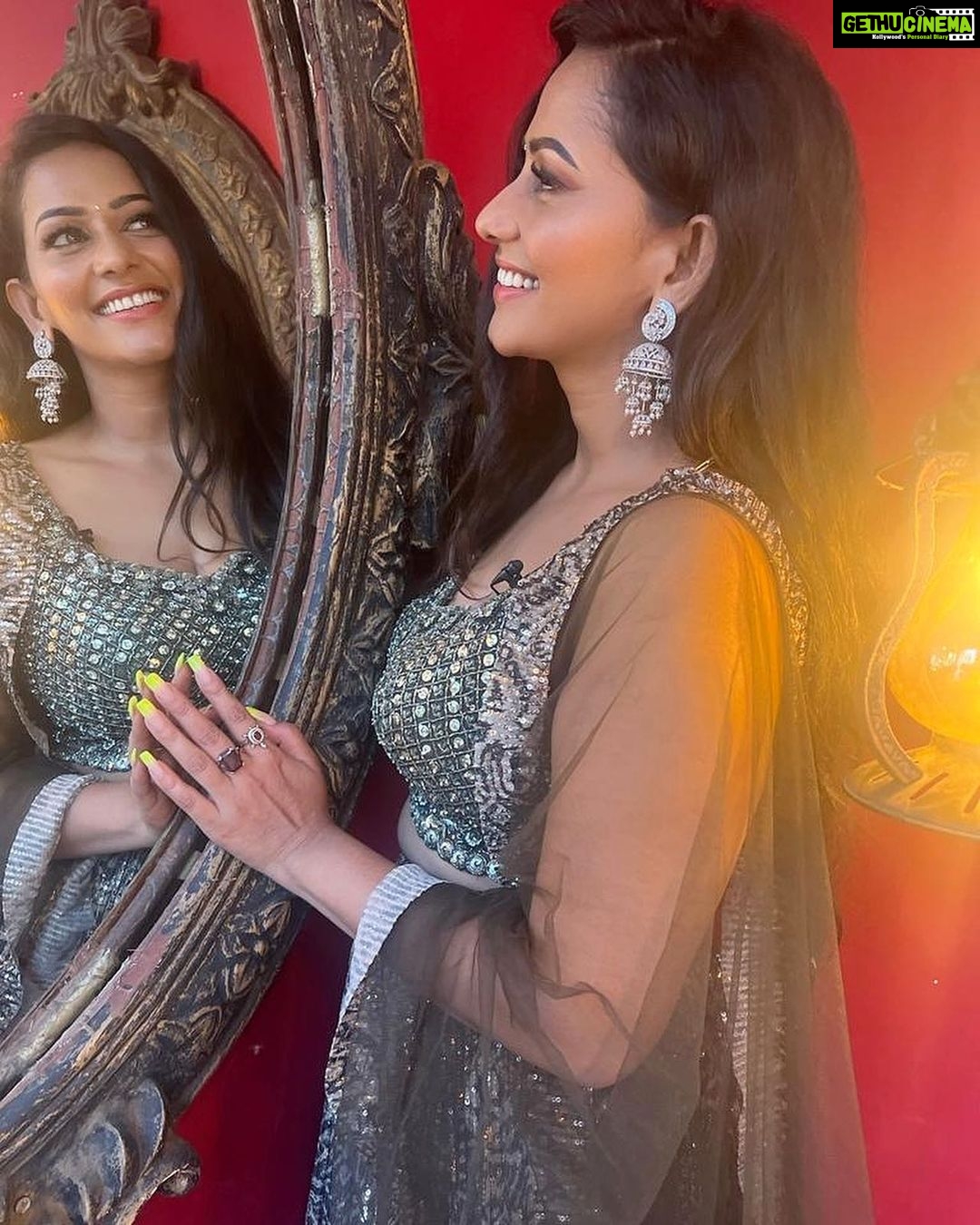 Sanjana Singh Instagram - I wish you all a wonderful new year and hope it brings you many blessings. Get rid of the old to make place for the new, and I wish you all happiness throughout the year! Best wishes for the New Year! I am counting my blessings and sending more of them to my fans ❤️ costume Designer @fantasyfashionsff.