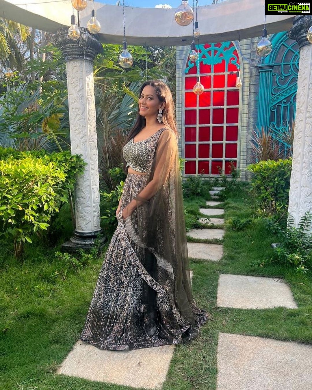 Sanjana Singh Instagram - I wish you all a wonderful new year and hope it brings you many blessings. Get rid of the old to make place for the new, and I wish you all happiness throughout the year! Best wishes for the New Year! I am counting my blessings and sending more of them to my fans ❤️ costume Designer @fantasyfashionsff.