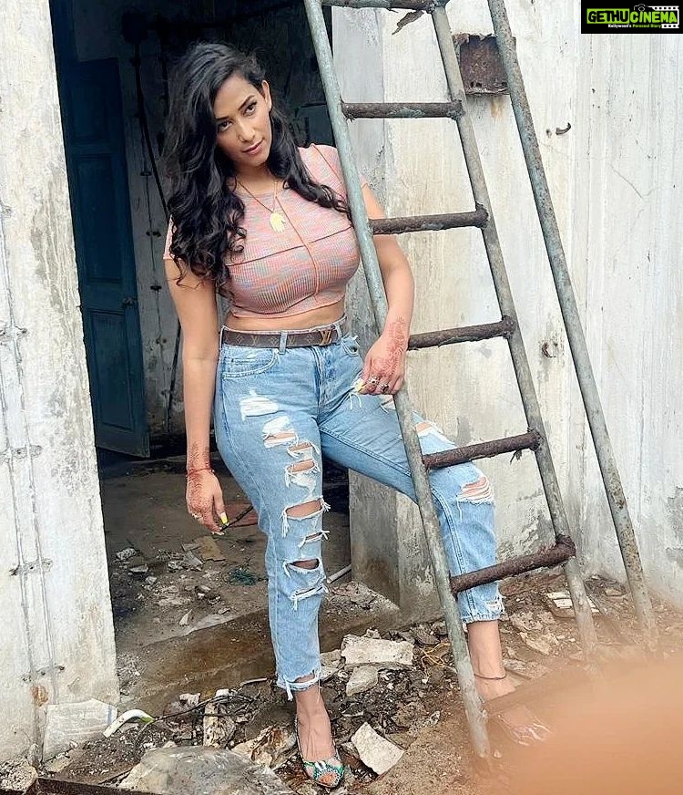 Sanjana Singh Instagram - Mahfooz Rakh Bedaag Rakh Maili Na kar tajeendgi Milti nhi inshan ko Kirdaar ki chadar nai .