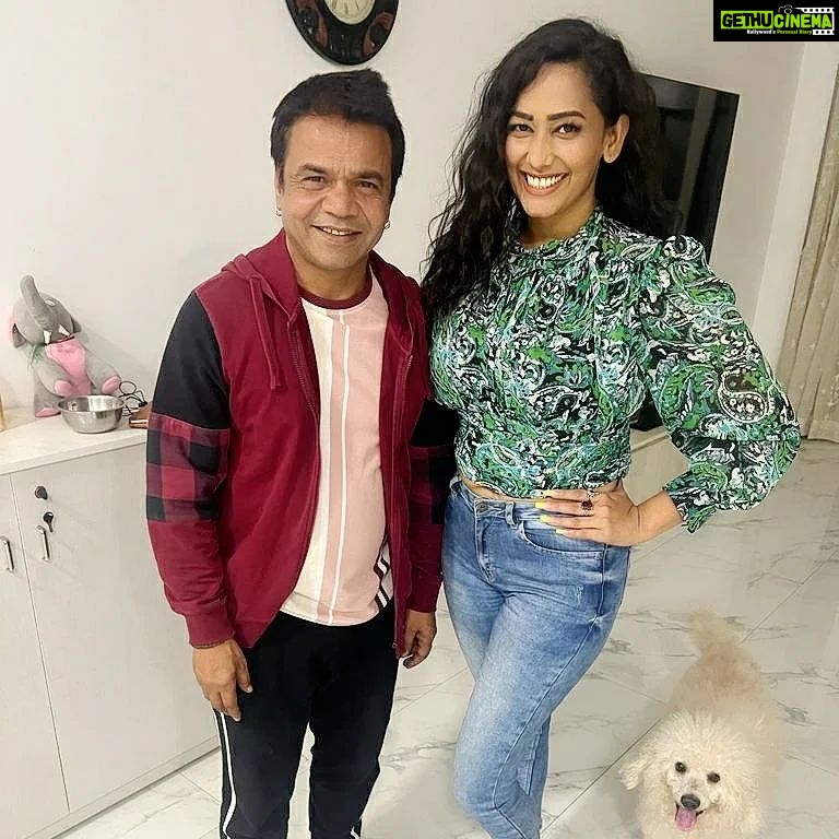 Sanjana Singh Instagram - Thank you so much to @rajpalofficial me and my dad @apoorvavyas1234 and my little boy @shin_chan.0214 we all really had a great time , full of positive energy , it was wonderful evening all credit goes to Rajpal ji such a beautiful soul