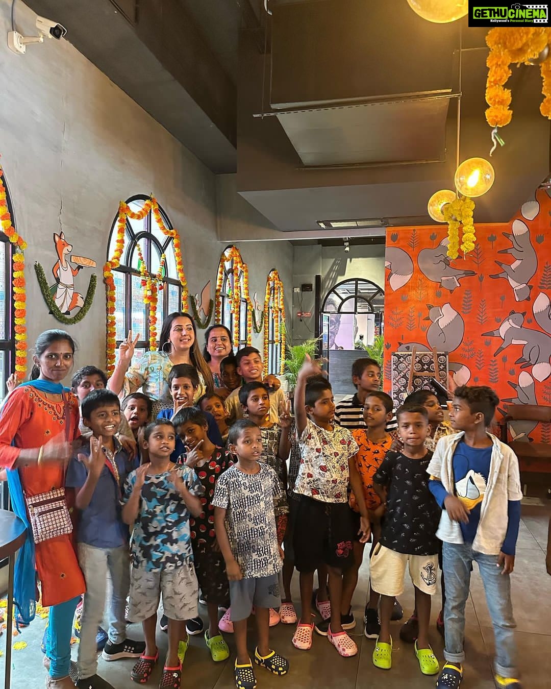 Sanjjanaa Instagram - @ponnusamy.india restaurant is the best in banglore city for chettinad food , These kids from Yukta foundation are orphans and they Are very close to me , Sanjjanaa Galrani Foundation always tries our best to help them in every way possible and we always have picnics together once in 2 - three months. Want to join me next time. ? Bangalore, India