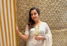Sanjjanaa Instagram - I completely enjoyed wearing this beautiful designer wear saree from @banaras_gallery_hyd & my beautiful designer blouse was designed by miss Rashmi from @iyra_designstudio , Beautiful hair & make up by @ss_makeover_by_suha . #sanjjanaa #sanjanagalrani #alarikpasha #sanjana #sanjjanaagalrani #huggies #pampers #indianactress #princealarik #indianmom #indiankids #indiankidswear #actressmomhustle Karnataka, Bangalore