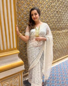 Sanjjanaa Instagram - I completely enjoyed wearing this beautiful designer wear saree from @banaras_gallery_hyd & my beautiful designer blouse was designed by miss Rashmi from @iyra_designstudio , Beautiful hair & make up by @ss_makeover_by_suha . #sanjjanaa #sanjanagalrani #alarikpasha #sanjana #sanjjanaagalrani #huggies #pampers #indianactress #princealarik #indianmom #indiankids #indiankidswear #actressmomhustle Karnataka, Bangalore