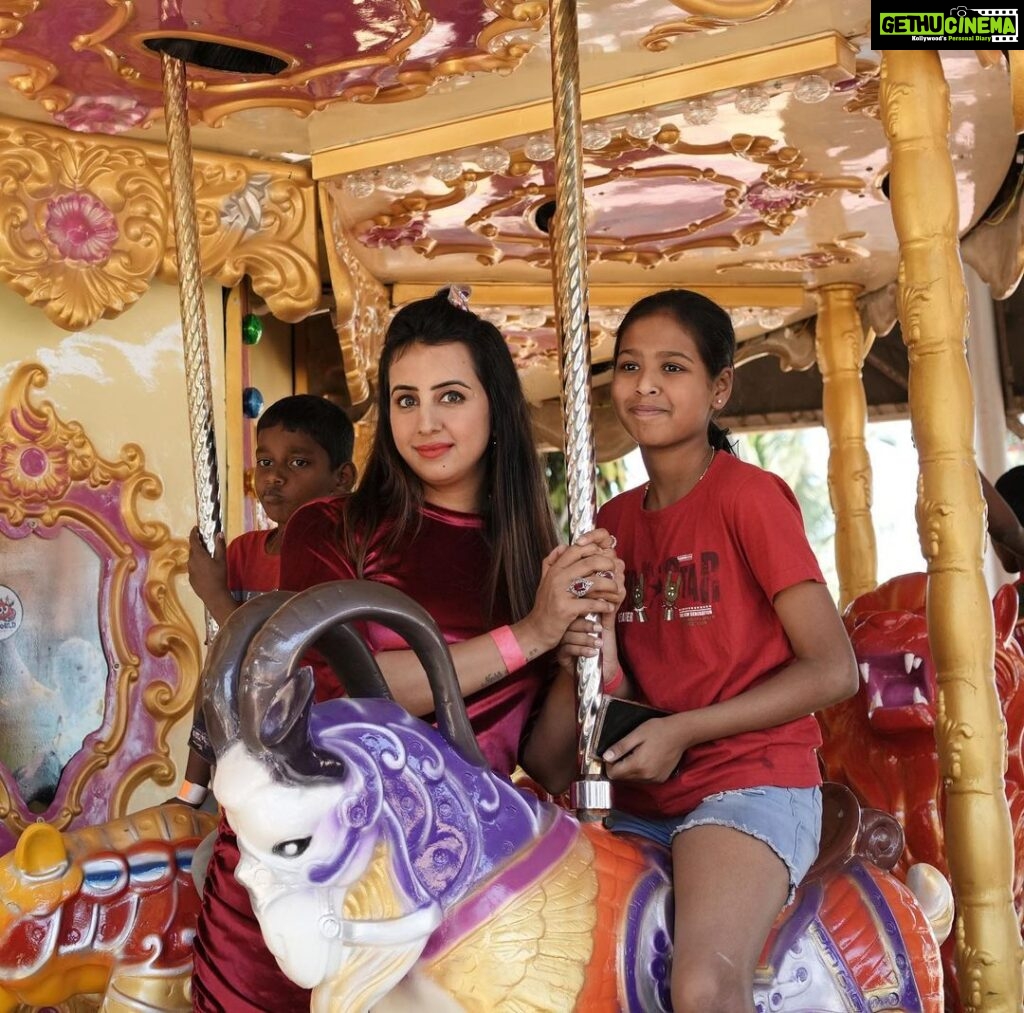 Sanjjanaa Instagram - Beautiful moments from yesterdays get together of @sanjjanaafoundation #sanjjanaagalranifoundation supporting these wonderful orphan kids from #yuktafoundation . I must say that Fun World is one of the finest and most convenient holiday location it is right in the centre of the city in #nammabengaluru … and every thing is so economically well priced .. it’s a very well maintained theme park with very good hygiene levels with their water rides as well . taking this lovely kids there and entertaining them just enlightened my entire New Year. I hope my new year 2023 is filled with such meaningful happy moments which melt my heart . #sgf #SanjjanaaGalraniFoundation #princealarik #sanjjanaafoundation #nonprofitorganization #ngo #banglorecity #kannadaactresses #teluguactress #charityforlife Outfit from @momzjoy @cakes_confetti_by_sangeetha @goldenpearl.events thank you for your support and Coordination. @sachinnanjegowda.official 🎥 thanx for the lovely pics . Karnataka, Bangalore