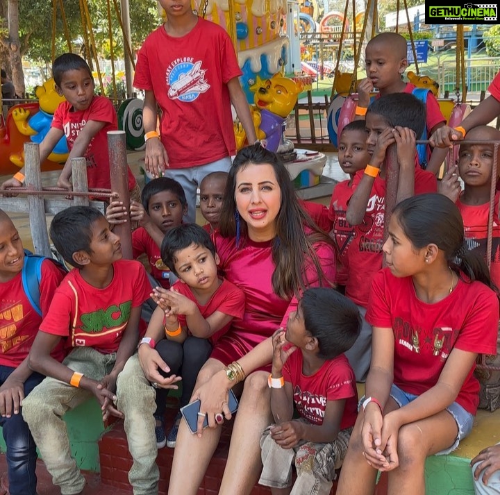 Sanjjanaa Instagram - Beautiful moments from yesterdays get together of @sanjjanaafoundation #sanjjanaagalranifoundation supporting these wonderful orphan kids from #yuktafoundation . I must say that Fun World is one of the finest and most convenient holiday location it is right in the centre of the city in #nammabengaluru … and every thing is so economically well priced .. it’s a very well maintained theme park with very good hygiene levels with their water rides as well . taking this lovely kids there and entertaining them just enlightened my entire New Year. I hope my new year 2023 is filled with such meaningful happy moments which melt my heart . #sgf #SanjjanaaGalraniFoundation #princealarik #sanjjanaafoundation #nonprofitorganization #ngo #banglorecity #kannadaactresses #teluguactress #charityforlife Outfit from @momzjoy @cakes_confetti_by_sangeetha @goldenpearl.events thank you for your support and Coordination. @sachinnanjegowda.official 🎥 thanx for the lovely pics . Karnataka, Bangalore