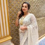 Sanjjanaa Instagram - I completely enjoyed wearing this beautiful designer wear saree from @banaras_gallery_hyd & my beautiful designer blouse was designed by miss Rashmi from @iyra_designstudio , Beautiful hair & make up by @ss_makeover_by_suha . #sanjjanaa #sanjanagalrani #alarikpasha #sanjana #sanjjanaagalrani #huggies #pampers #indianactress #princealarik #indianmom #indiankids #indiankidswear #actressmomhustle Karnataka, Bangalore