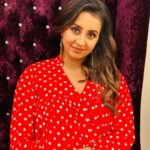 Sanjjanaa Instagram - It’s reflects on your face when you have been through every thing in your life and have battled it all , But finally you are contended & Happy .. we live life for a very short span challenge stour sorrows & count your blessings 👗 @momzjoy @princealarik Make up & hair by @ashahairandmakeup Styling & Shoot coordinated by miss Rashmi @iyra_designstudio . Cosmetic products by @official_dermacol_india Accessories by @rubans.in #sanjjanaa #sanjanagalrani #alarikpasha #sanjana #sanjjanaagalrani #huggies #pampers #indianactress #princealarik #indianmom #indiankids #indiankidswear #actressmomhustle Bangalore, India