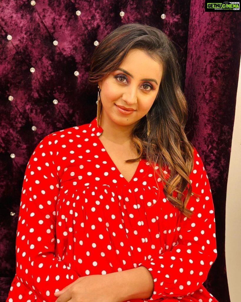 Sanjjanaa Instagram - It’s reflects on your face when you have been through every thing in your life and have battled it all , But finally you are contended & Happy .. we live life for a very short span challenge stour sorrows & count your blessings 👗 @momzjoy @princealarik Make up & hair by @ashahairandmakeup Styling & Shoot coordinated by miss Rashmi @iyra_designstudio . Cosmetic products by @official_dermacol_india Accessories by @rubans.in #sanjjanaa #sanjanagalrani #alarikpasha #sanjana #sanjjanaagalrani #huggies #pampers #indianactress #princealarik #indianmom #indiankids #indiankidswear #actressmomhustle Bangalore, India